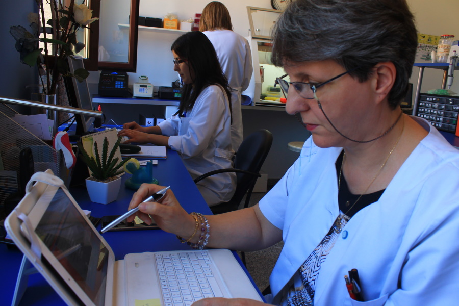 Personal de Ampligen realizando su trabajo en el laboratorio, Dra. Pilar Arca